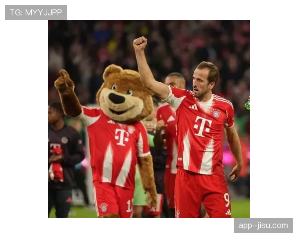 更衣室故事：拜仁出局后，凯恩安慰年轻队友穆西亚拉的画面